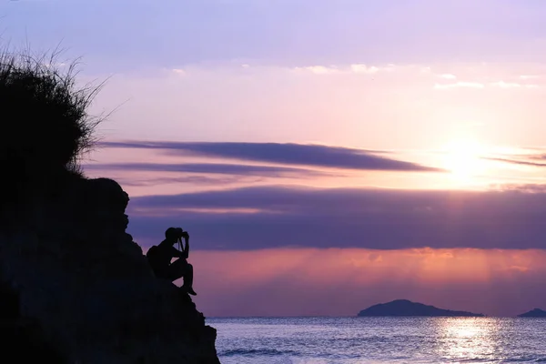 Чоловік Стоїть Камерою Скелі Біля Моря Фоні Сходу Сонця Блакитного — стокове фото