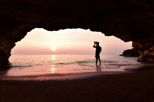 Muž Stojící Před Kamerou Aby Vyfotil Ráno Při Východu Slunce — Stock fotografie