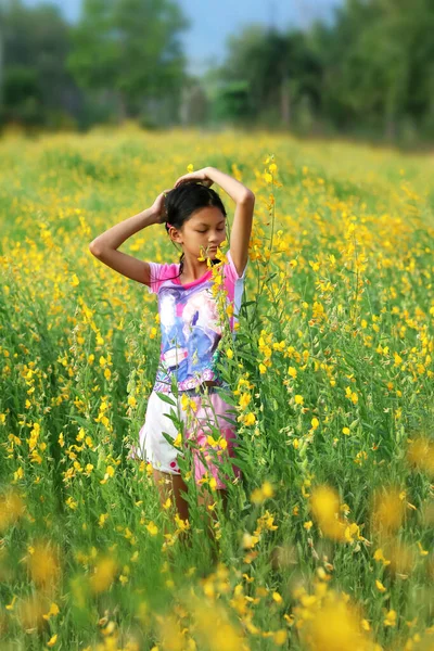 Azjatyckie Dzieci Lub Dziewczęta Wesołe Kwiatach Ogrodach Tajlandii — Zdjęcie stockowe