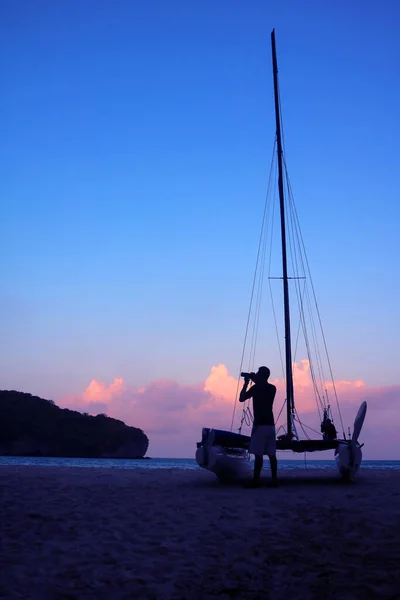 Hombres Disfrutando Fotografía Con Cámara Cerca Velero Playa Por Noche — Foto de Stock