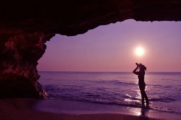 Силуэт Женщины Стоящей Помощью Камеры Сфотографироваться Перед Пещерой Утром Рассвете Стоковое Изображение
