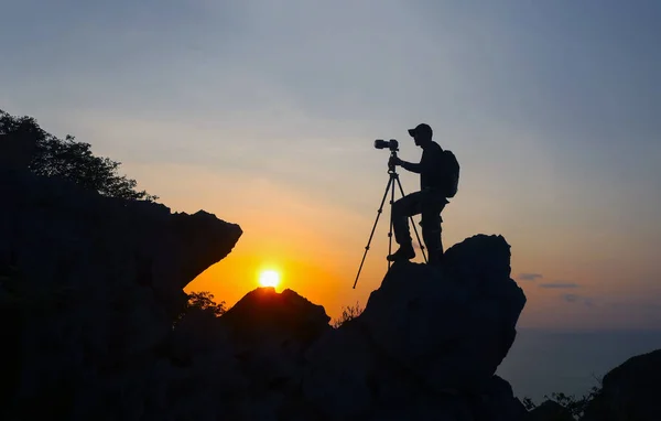 Фотограф Забирается Вершину Горы Сфотографироваться Закате Таиланде Лицензионные Стоковые Фото