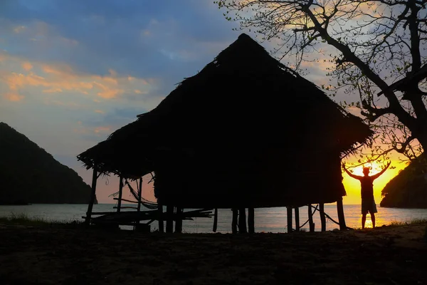 Los Pescadores Viven Una Cabaña Bambú Junto Mar Fondo Del — Foto de Stock