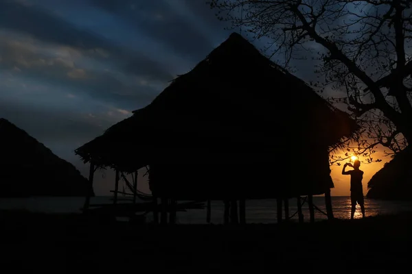 Fishermen Live Bamboo Hut Sea Morning Dark Sky Sunrise Background — Stock Photo, Image