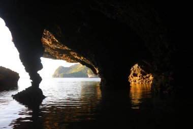 Tayland 'da deniz kenarındaki kireçtaşı mağarası.