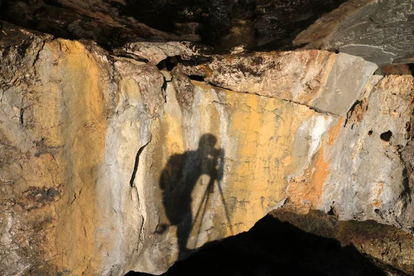 Kireçtaşı Mağara Duvarındaki Fotoğrafçının Gölgesi — Stok fotoğraf