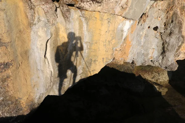 Kireçtaşı Mağara Duvarındaki Fotoğrafçının Gölgesi — Stok fotoğraf