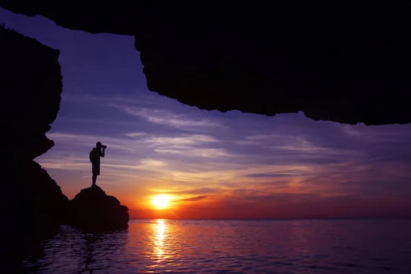 Silueta Fotógrafo Usando Cámara Para Capturar Puesta Sol Una Cueva —  Fotos de Stock