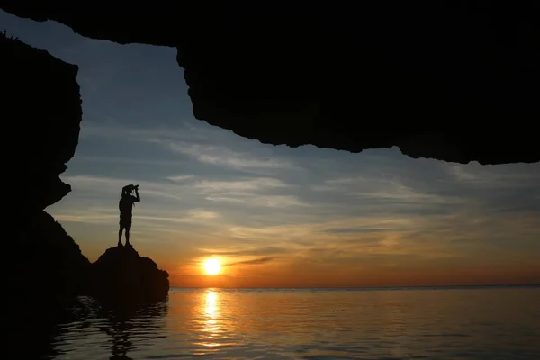 Silueta Fotógrafo Usando Cámara Para Capturar Puesta Sol Una Cueva —  Fotos de Stock