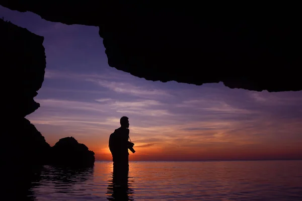 Silueta Fotógrafo Usando Cámara Para Capturar Puesta Sol Una Cueva —  Fotos de Stock