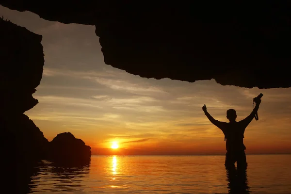 Silueta Fotógrafo Usando Cámara Para Capturar Puesta Sol Una Cueva —  Fotos de Stock