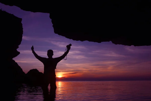 Silueta Fotógrafo Usando Cámara Para Capturar Puesta Sol Una Cueva —  Fotos de Stock