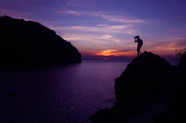 Silueta Fotógrafo Usando Cámara Parte Superior Una Roca Junto Mar —  Fotos de Stock