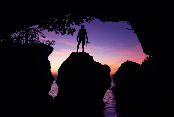 Hombre Pie Con Una Cámara Frente Una Cueva Piedra Caliza —  Fotos de Stock