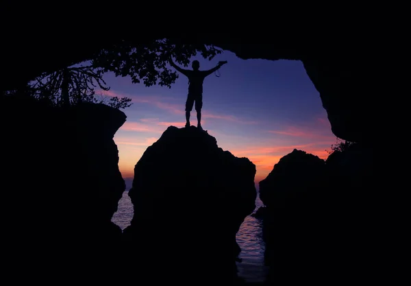 Hombre Pie Con Una Cámara Frente Una Cueva Piedra Caliza —  Fotos de Stock