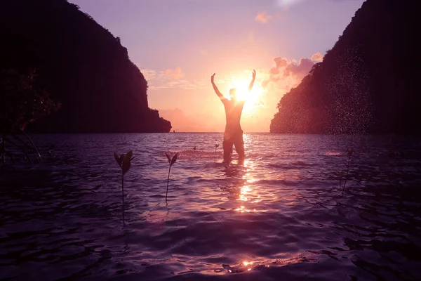 Silhouette Hommes Jouant Avec Eau Mer Matin Près Plage Lever — Photo