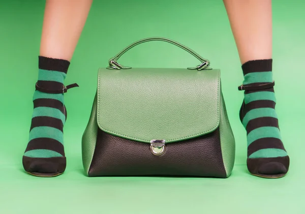 黒と緑のハンドバッグ — ストック写真