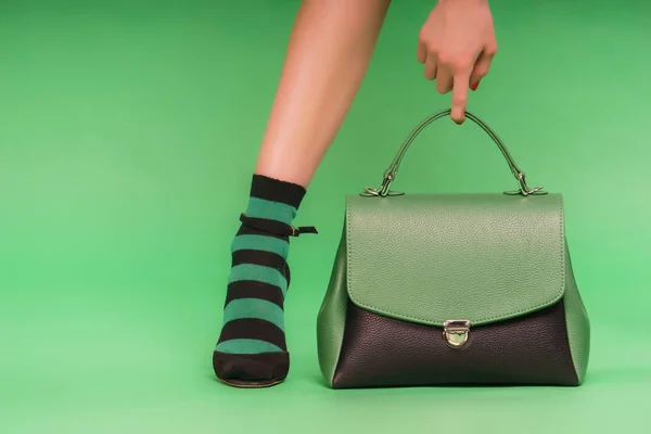 緑と黒の革製のハンドバッグ — ストック写真