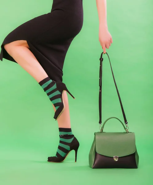 女人抱着绿色和黑色手提包 — 图库照片