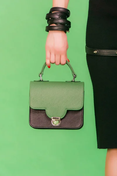 ハンドバッグを保持している女性の手 — ストック写真