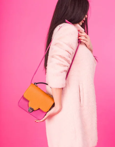 Mulher segurando laranja e rosa bolsa — Fotografia de Stock