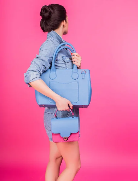 デニム ブルー ハンドバッグを保持の若い女性 — ストック写真