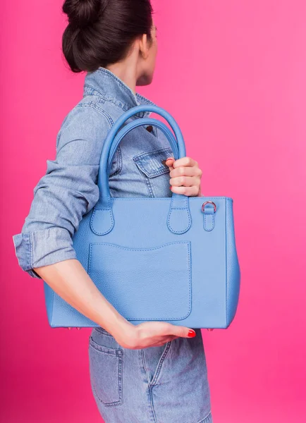 Женщина с голубой кожаной сумочкой — стоковое фото