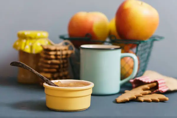 A plate with jam and a cup of tea, apples and cookies on the bac — Stock Photo, Image