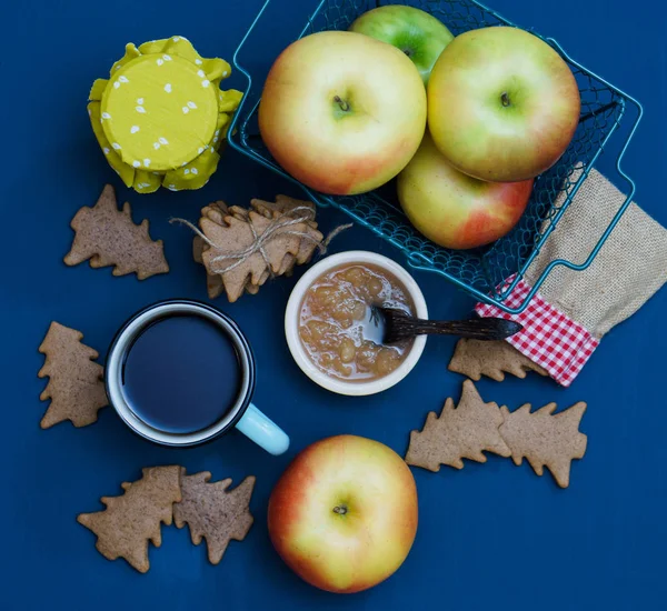 Een kopje thee met jam, kerstboom koekjes en appels — Stockfoto