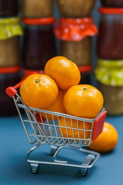 Mandarins no carrinho de compras — Fotografia de Stock