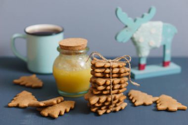 Tatlım, çay ve geyik arka planda zencefilli kurabiye