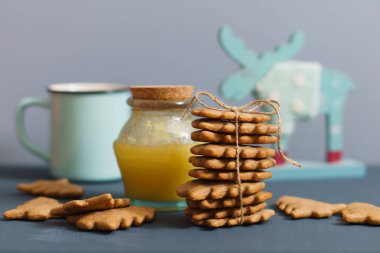 Tatlım, çay ve geyik ile ev yapımı zencefilli kurabiye