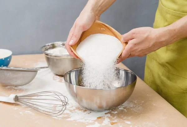Додавання цукру до сирої пекарні — стокове фото