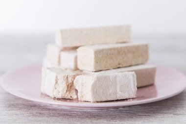 Pastil pembe plaka üzerinde