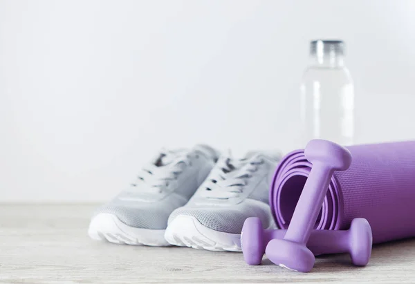 Ahşap zemin üzerinde fitness ekipmanları