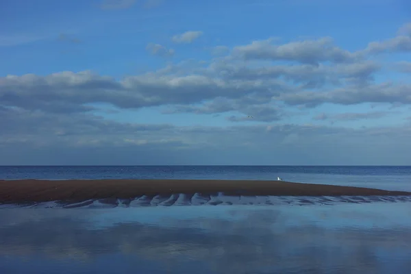 Sea scape with a blue sky — Stock Photo, Image