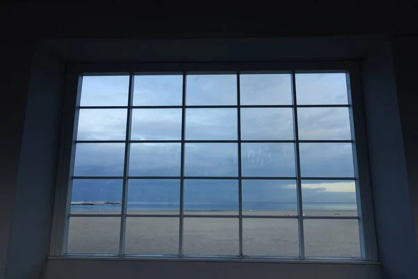 Mořská krajina s modrou oblohou skrz okno — Stock fotografie