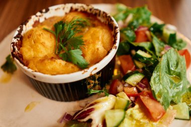 Restoranda mükemmel servis edilen sebze salatasıyla lezzetli jülyen.