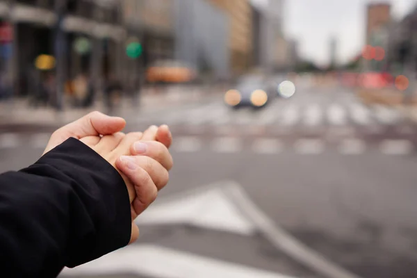Mãos Frias Visão Turva Cidade Com Carros Luzes Viagem — Fotografia de Stock