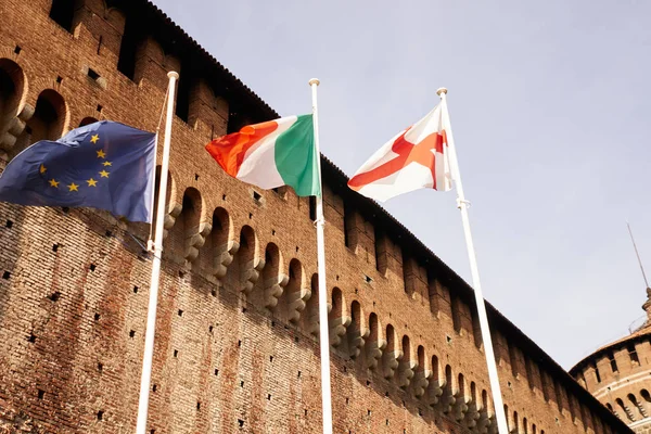 União Europeia Itália Inglaterra Bandeiras Mastro Bandeira Frente Muro Castelo — Fotografia de Stock