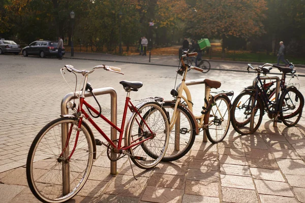 公園の近くの市内のフェンスの近くに停めた自転車 — ストック写真