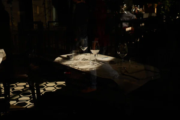 Gafas Vino Servidas Sobre Una Mesa Restaurante Con Hermosa Luz —  Fotos de Stock