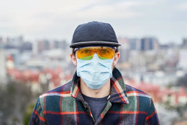 Ung Man Casual Wear Med Medicinsk Mask Och Gula Glasögon — Stockfoto