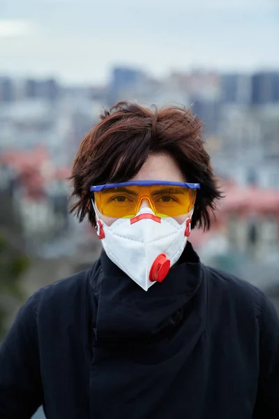 Coronavirus Tema Ung Kvinna Casual Wear Med Respirator Och Glasögon — Stockfoto