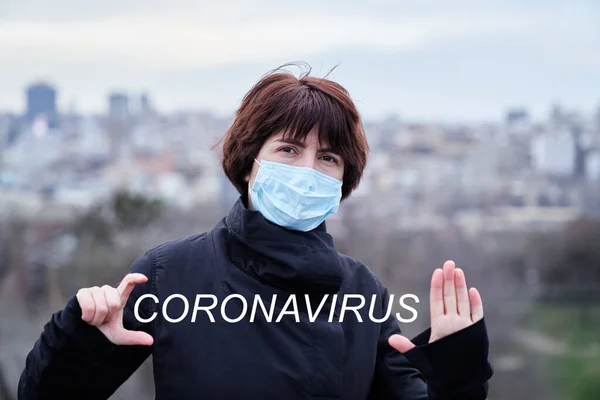 Ung Kvinna Medicinsk Mask Mot Coronavirus Med Stad Bakgrund — Stockfoto
