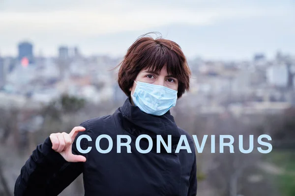 Ung Kvinna Medicinsk Mask Och Casual Slitage Mot Koronavirus Med — Stockfoto