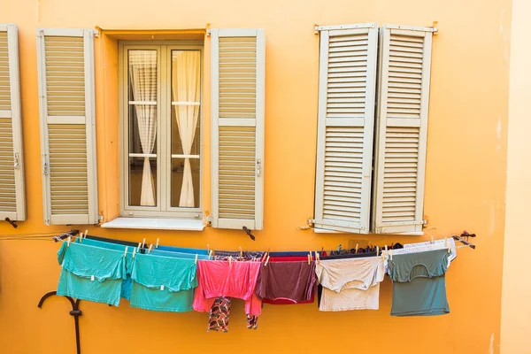 Rua europeia velha com janelas grandes — Fotografia de Stock