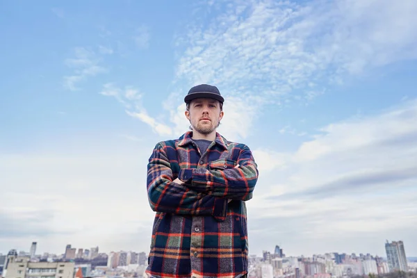 Young Man Hat Top City View Blue Sky Pollution — Stock Photo, Image