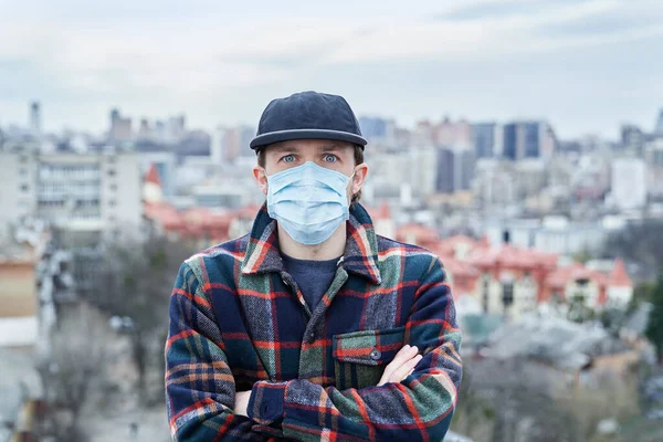 Ung Hipster Man Medicinsk Mask Med Storstadsutsikt Mot Luftföroreningar Tittar — Stockfoto