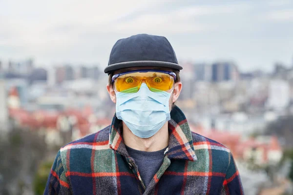 Covid Virus Tema Ung Man Medicinsk Mask Och Glasögon Rädd — Stockfoto